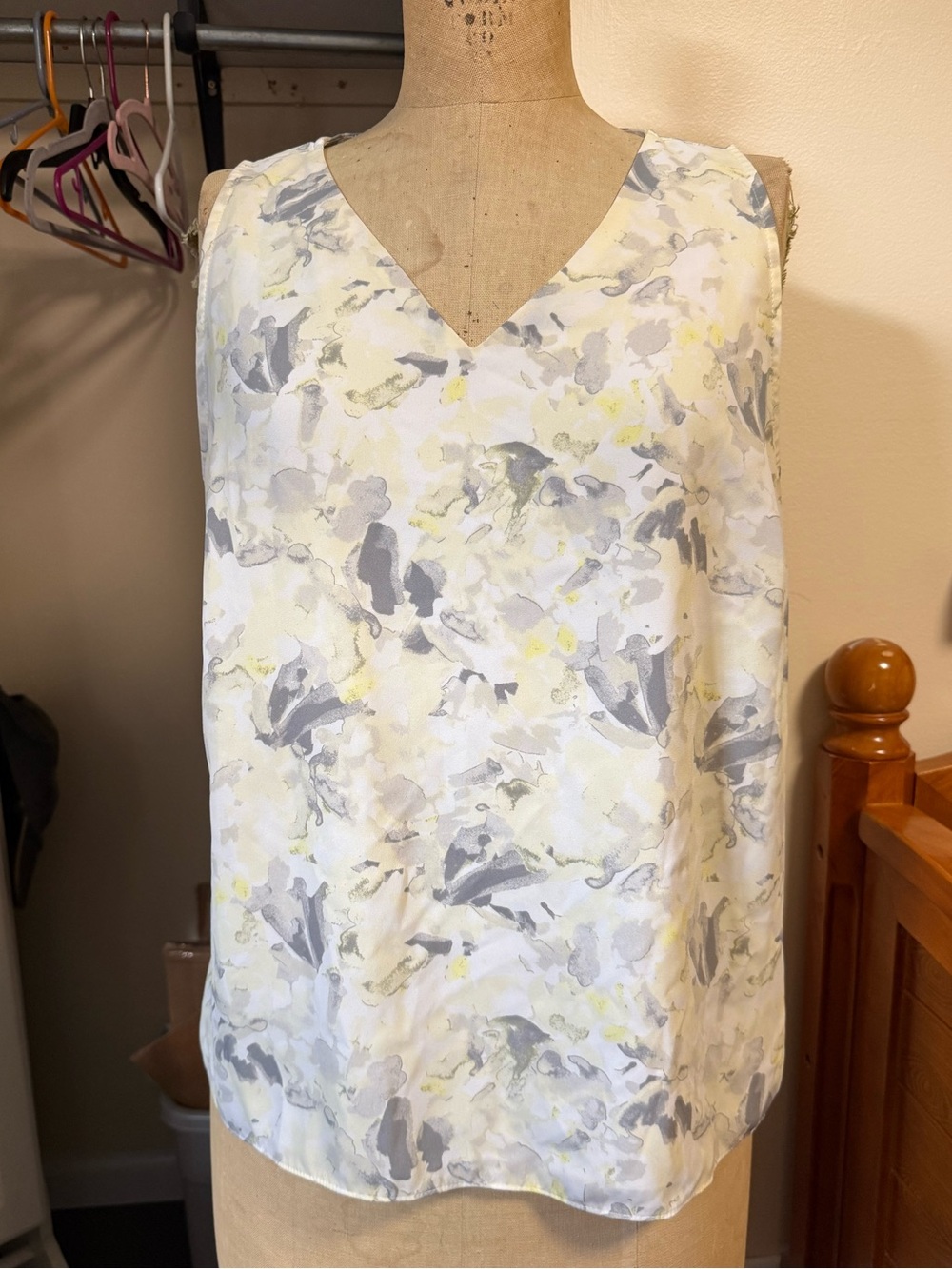 Sleeveless V-Neck Floral Print Women's Top in White and Gray